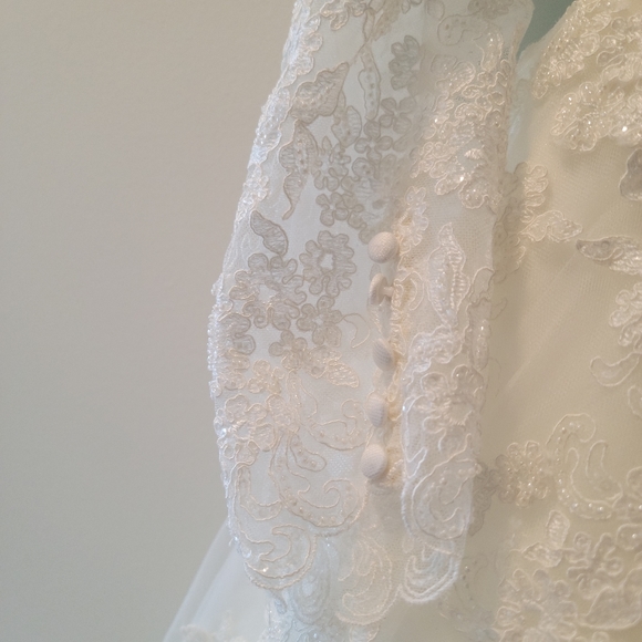 I'm selling a wedding dresses - Picture 4 of 11